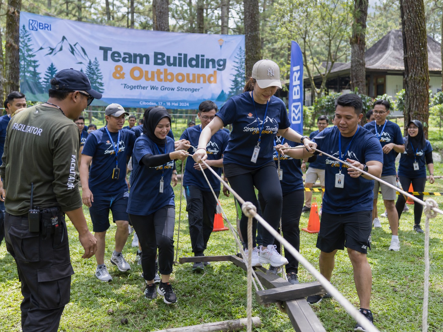 Kegiatan team building dan outbound perusahaan